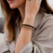 Armbanden om de pols met verschillende materialen en texturen