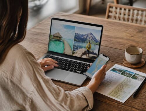 Iemand vergelijkt reisopties op laptop en telefoon aan tafel, bij daglicht.