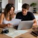 Koppel dat een checklist voor vakantiekeuze bekijkt terwijl ze informatie vergelijken op een laptop