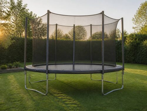 Trampoline in een tuin met veiligheidsnet en randkussen op een egaal oppervlak