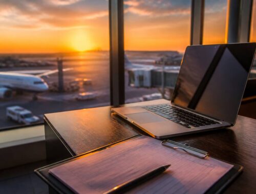 Checklist voor het vergelijken van vakanties op een tafel met laptop en reisnotities
